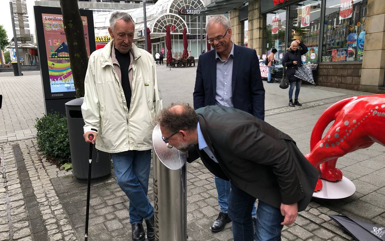 Der trinkwasserbrunnen auf der Alleestraße in Remscheid wird eingeweiht