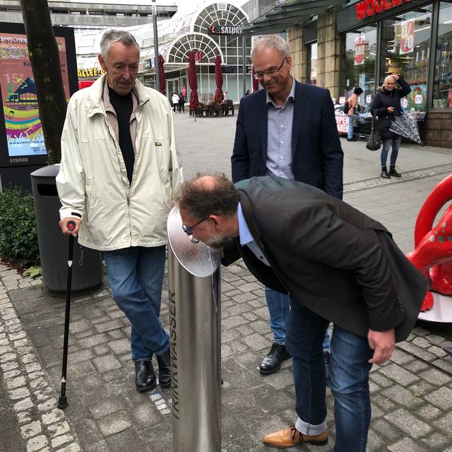 Der trinkwasserbrunnen auf der Alleestraße in Remscheid wird eingeweiht