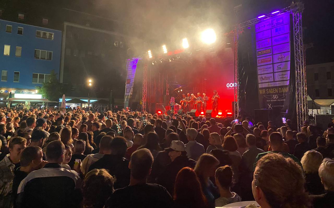 Sommerparty-Bühne auf dem Solinger Neumarkt