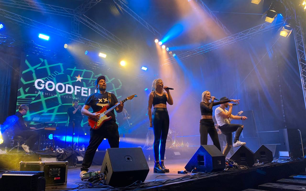 Sommerparty-Bühne auf dem Solinger Neumarkt