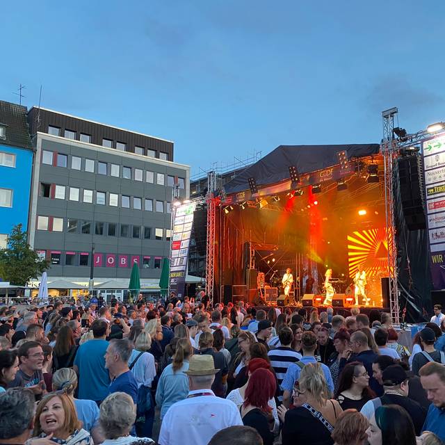 Sommerparty-Bühne auf dem Solinger Neumarkt