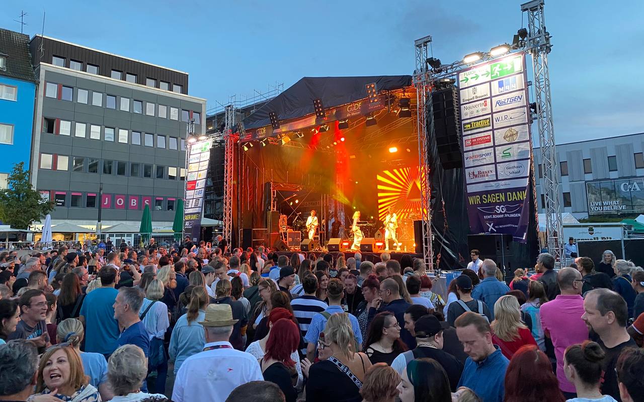 Sommerparty-Bühne auf dem Solinger Neumarkt