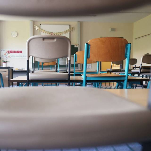 Stühle stehen auf den Schulbänken in einem Klassenraum der Wilhelm Busch Grundschule. Am 01.08.2024 ist in Thüringen der Start des neuen Schuljahres 2024/25.