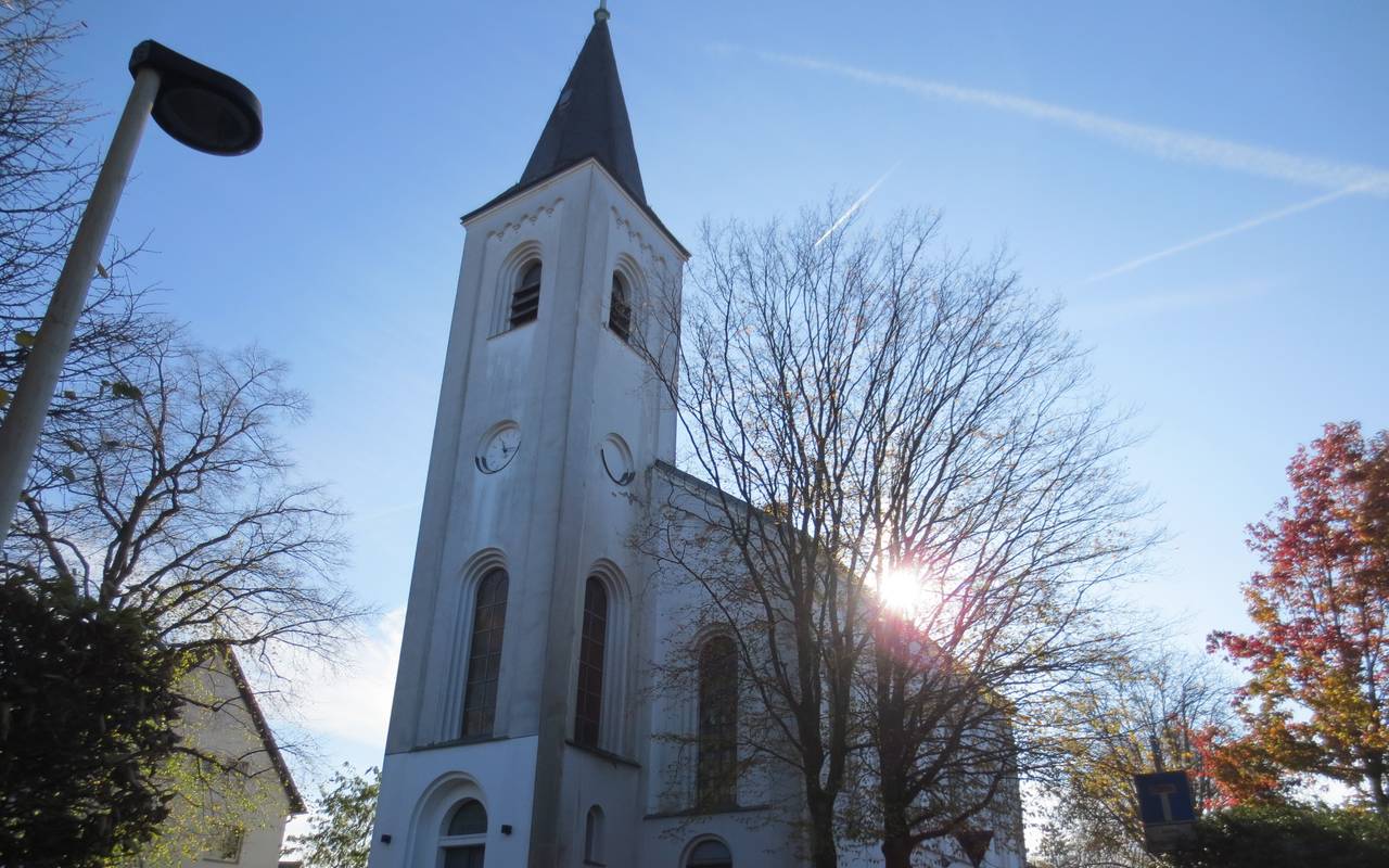 Die evangelische Kirche in Solingen-Widdert, eine weiße Kirche im Sonnenschein