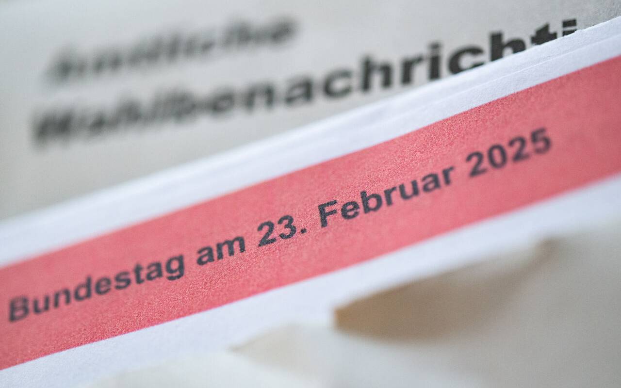 ine geöffnete amtliche Wahlbenachrichtigung zur Wahl zum deutschen Bundestag am 23. Februar 2025 liegt auf einem Tisch.