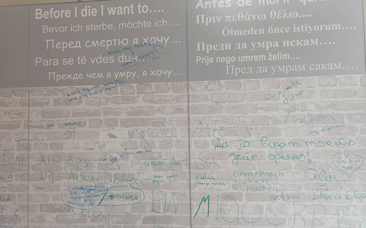 Die Wall "Before I Die" im Allee-Center Remscheid