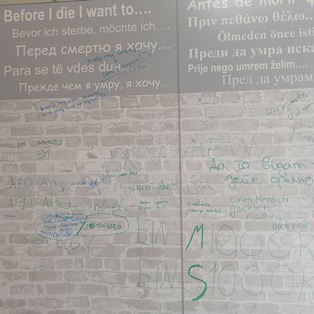 Die Wall "Before I Die" im Allee-Center Remscheid