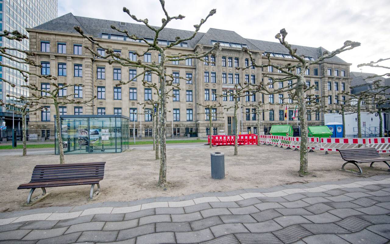 Auf dem Bild zu sehen ist die NRW-Staatskanzlei in Düsseldorf von außen, direkt am Rhein.