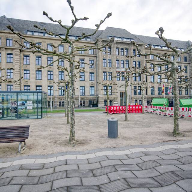 Auf dem Bild zu sehen ist die NRW-Staatskanzlei in Düsseldorf von außen, direkt am Rhein.
