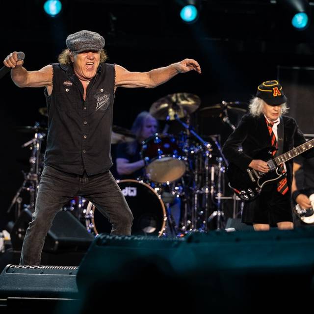 AC/DC Live in Düsseldorf 08.07.2025 Merkur Spielarena Brian Johnson und Angus Young auf der Bühne