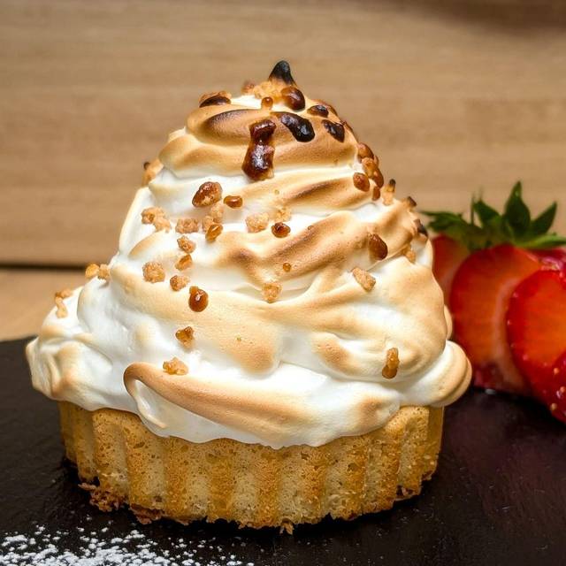 Fertiges gegrilltes Eis mit goldbraunem Baiser