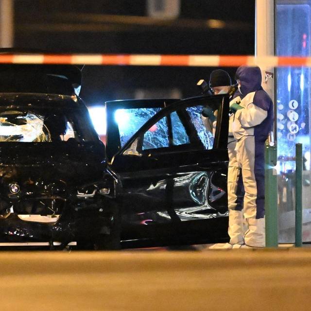 Auto nach dem Anschlag auf dem Magdeburger Weihnachtsmarkt