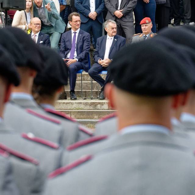 André Kuper (CDU, hinten, l-r), Präsident des Landtags von Nordrhein-Westfalen, Hendrik Wüst (CDU), Ministerpräsident von Nordrhein-Westfalen, Herbert Reul (CDU), Innenmister von Nordrhein-Westfalen, und Brigadegeneral Hans-Dieter Müller verfolgen das Gelöbnis. Rund 420 Rekruten der Bundeswehr geloben vor dem Landtag in der nordrhein-westfälischen Landeshauptstadt ihren Fahneneid.