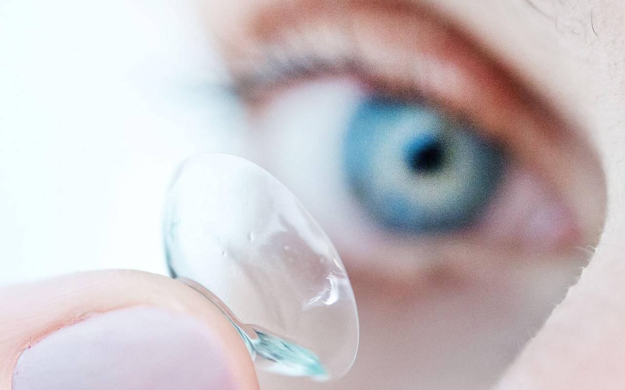 Eine Person hält eine weiche Kontaktlinse auf dem Finger