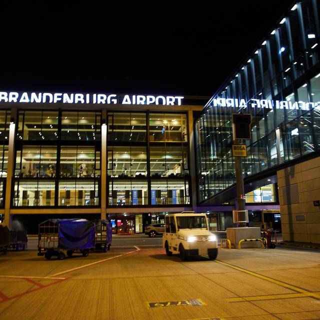 Nachts auf dem Flugfeld des Flughafens BER