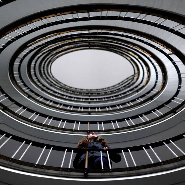 Eine Frau steht in einem Treppenhaus