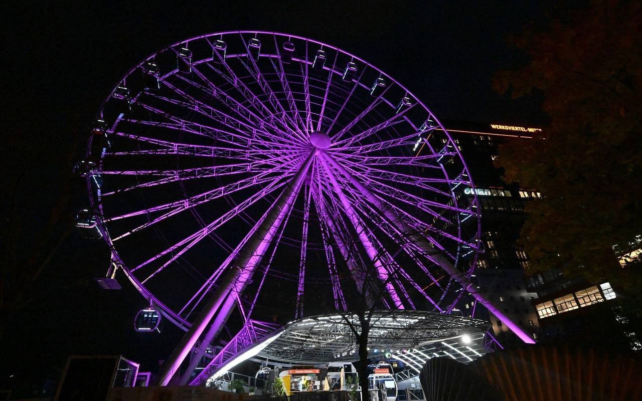 Beleuchtungsaktion in Pink zum Weltmädchentag