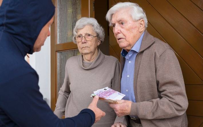 Symbolbild Senior an Haustür