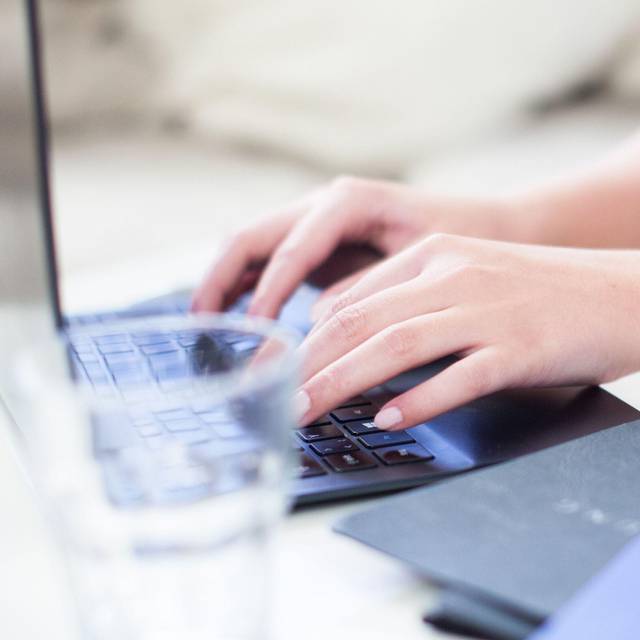 Frau arbeitet an einem Laptop