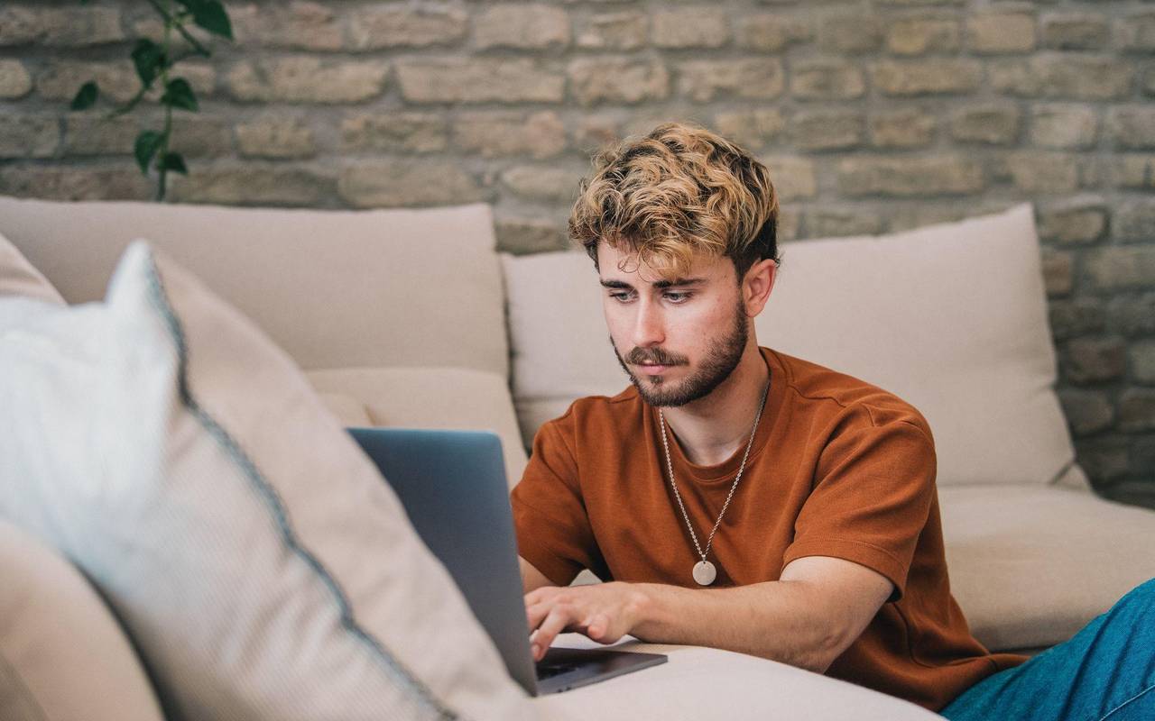 Ein Mann blickt auf ein Laptop