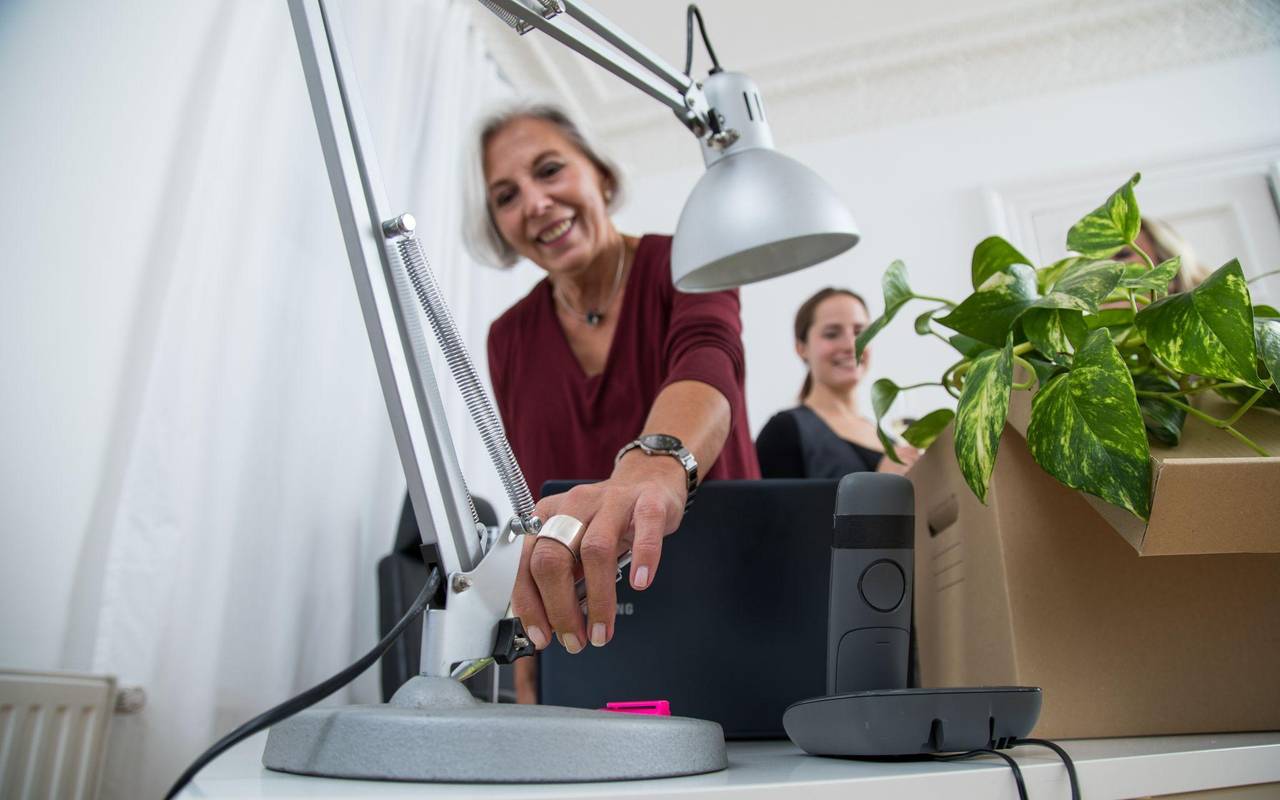 Eine ältere Dame geht in den Ruhestand