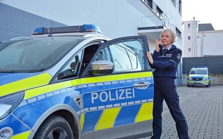Streifenwagen mit Polizistin