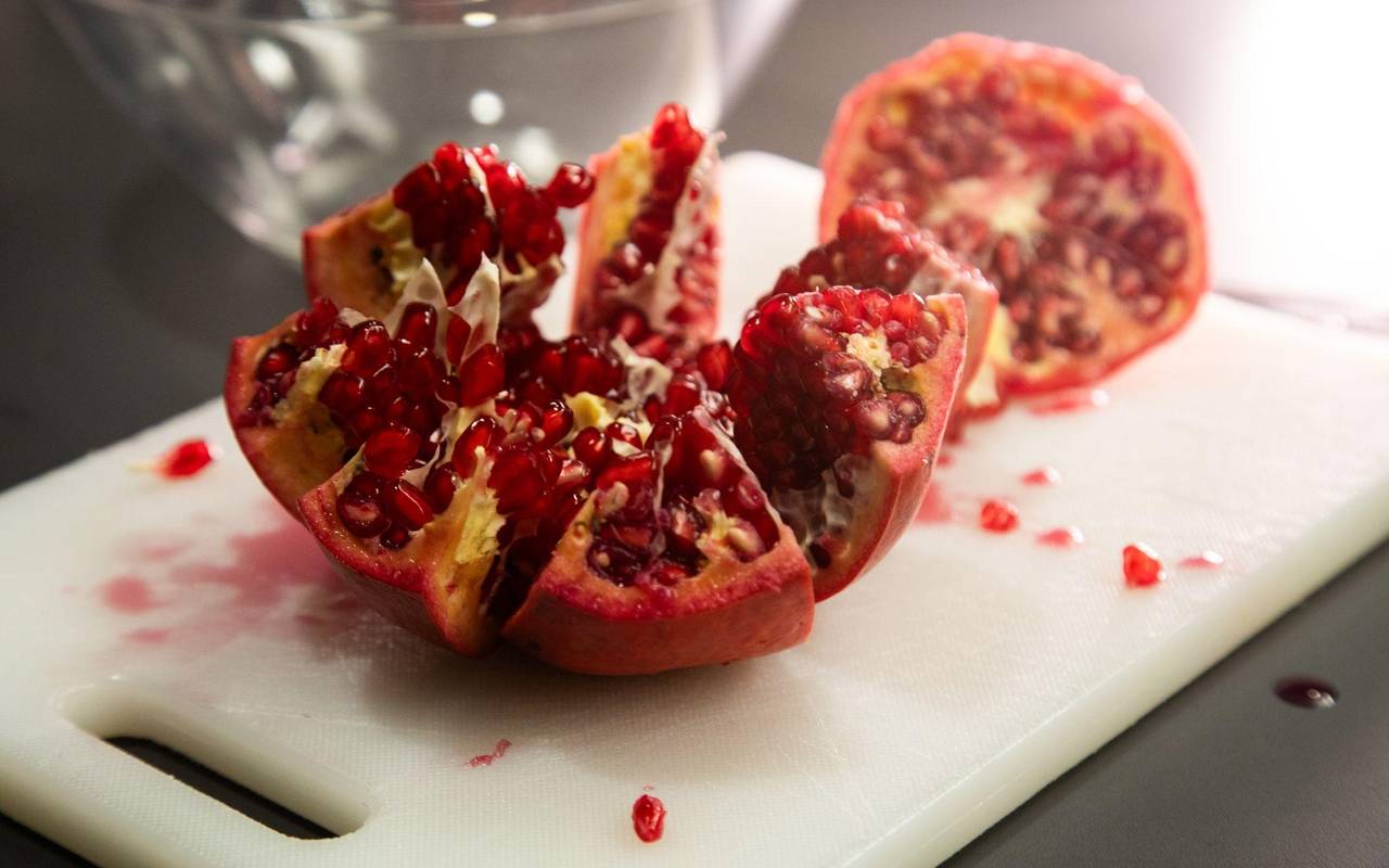 Granatapfelkerne sind in der Frucht zu sehen