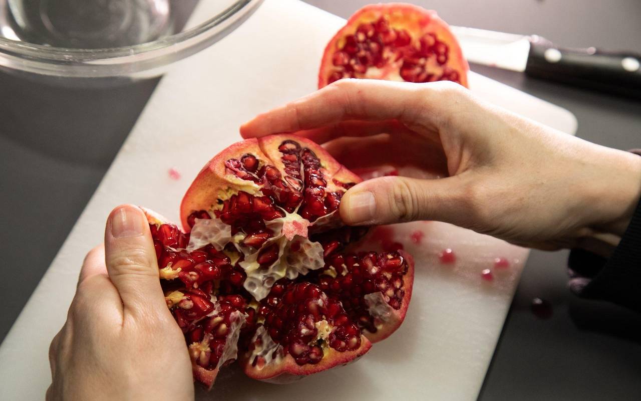 Granatapfel wird geöffnet