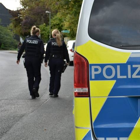 Symbolbild Streifenwagen mit Polizistinnen