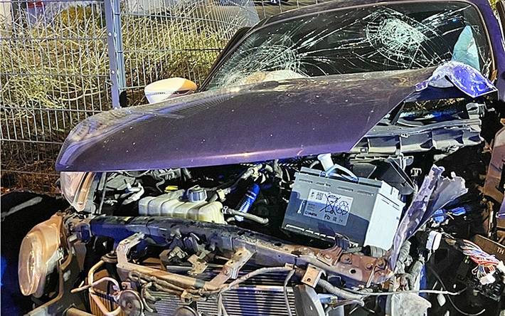 Der Nissan wurde bei dem Unfall total beschädigt.