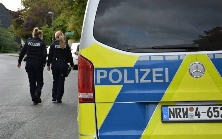 Streifenwagen mit Polizistinnen