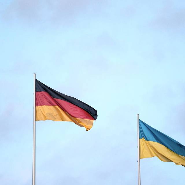 Deutsche und ukrainische Flagge
