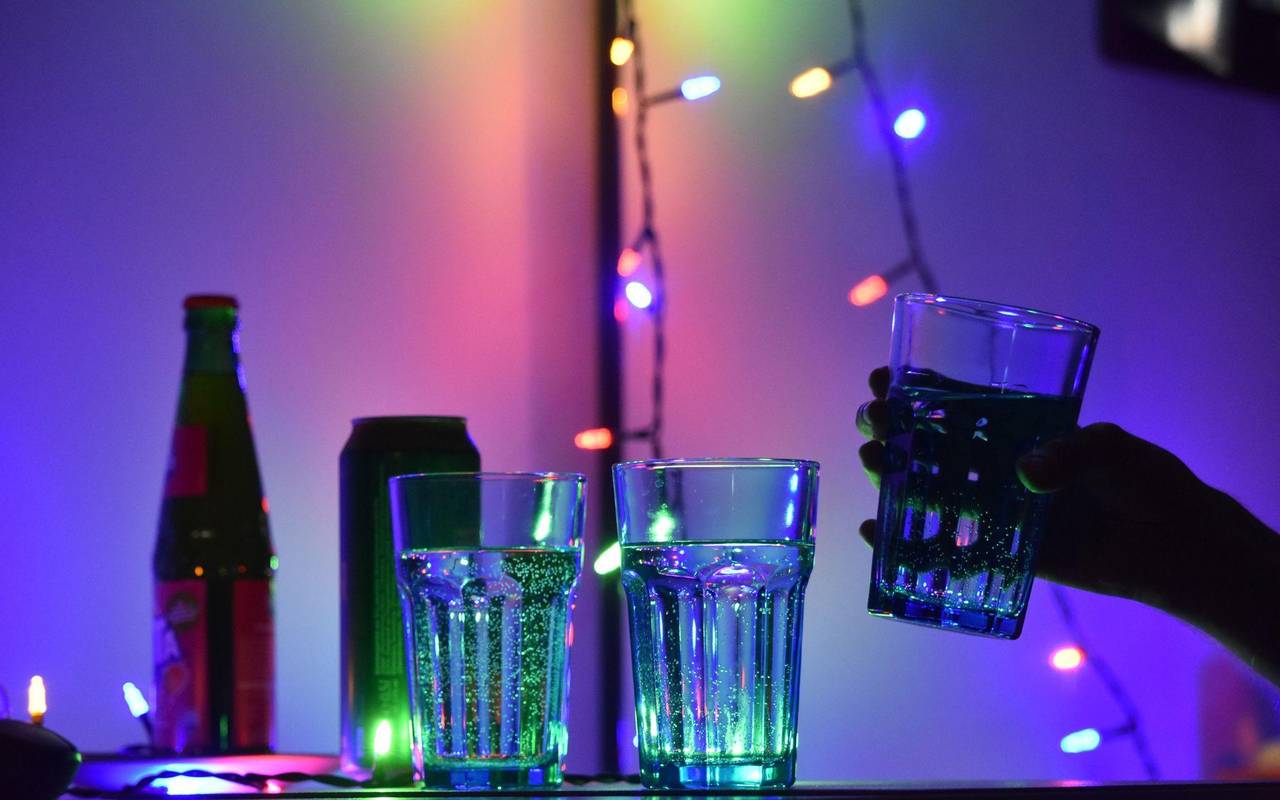 Drinks stehen auf einem Tisch