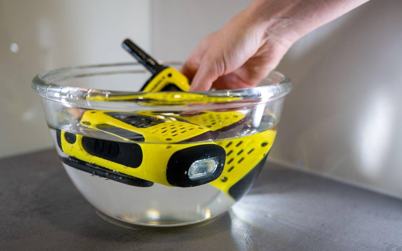 Zwei Walkie-Talkies in einer Wasserschale
