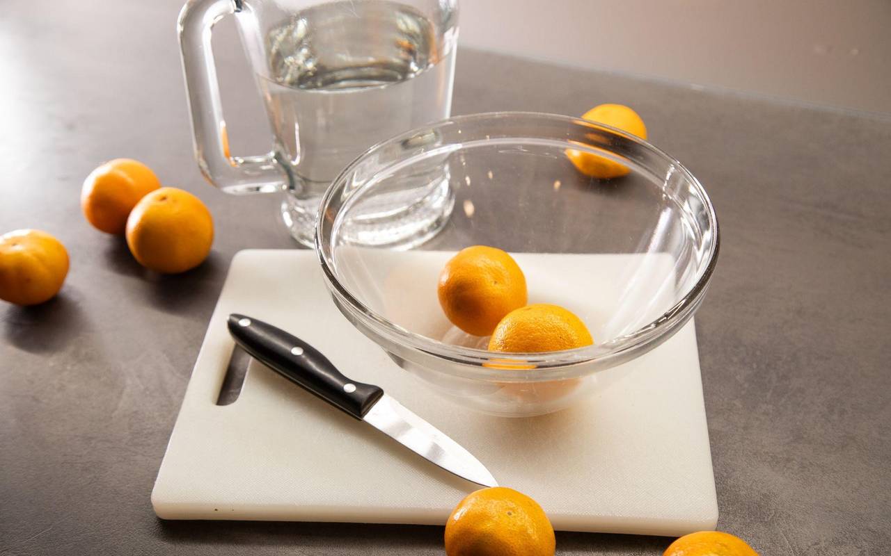 Clementinen liegen auf einem Tisch