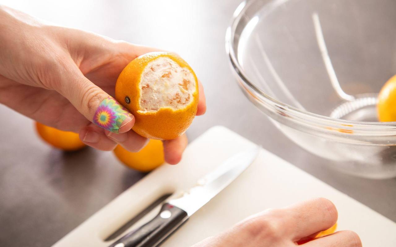 Clementine wird geschält