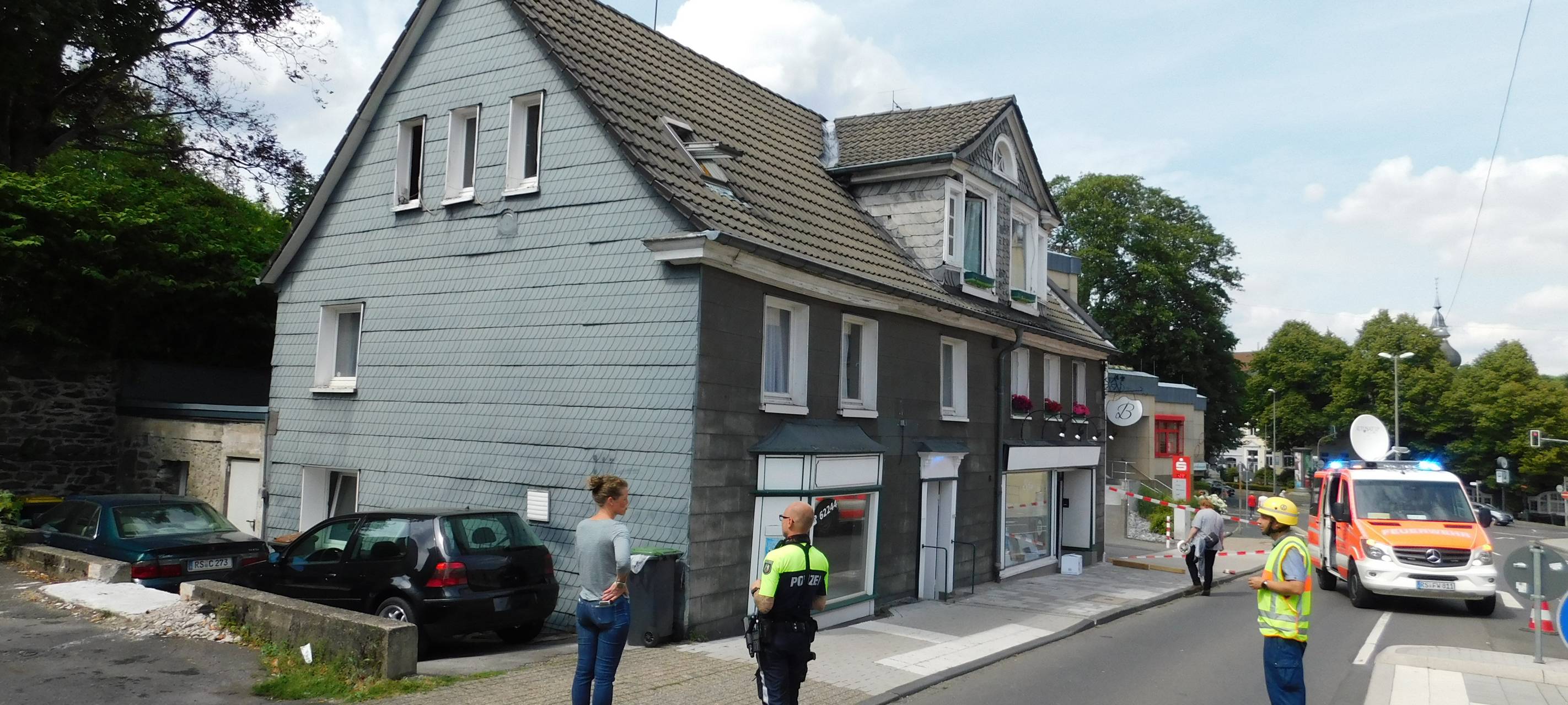 Einsturzgefährdetes Haus wird noch abgestützt