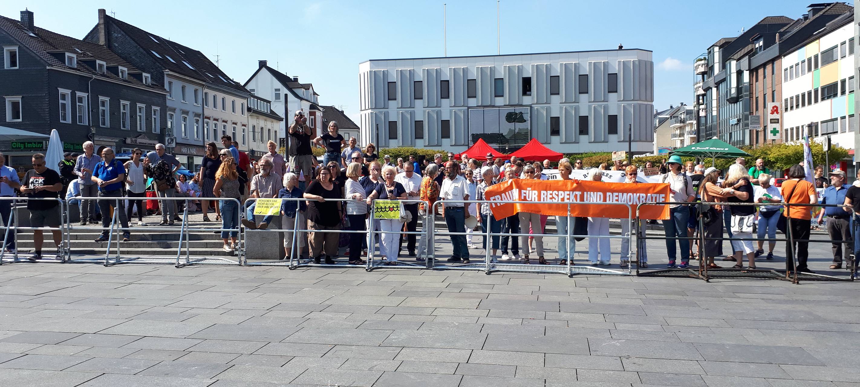 Rechte Demo in Solingen - Verein "Bunt statt braun" veranstaltet Gegendemo auf Graf-Wilhelm-Platz