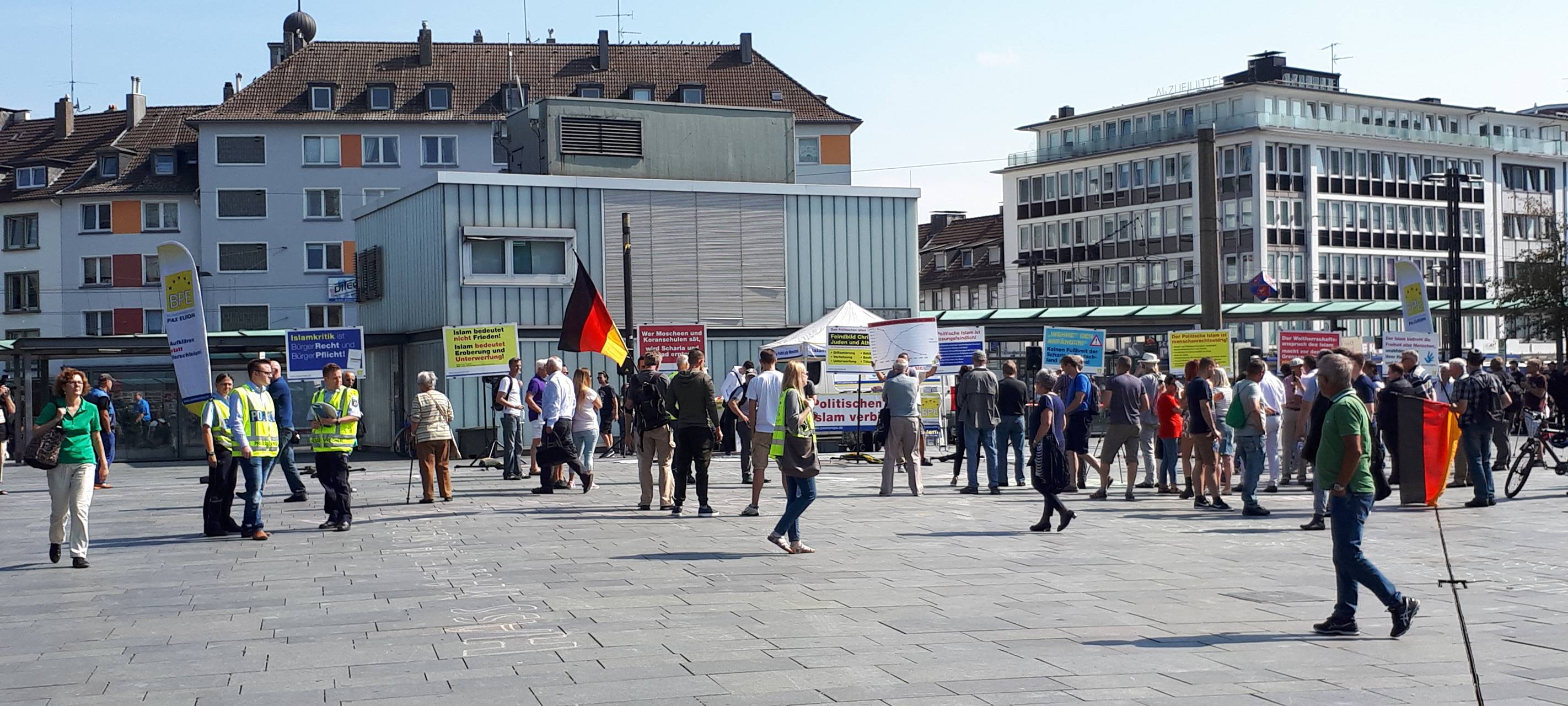 Rechte Demo in Solingen - Verein "Bunt statt braun" veranstaltet Gegendemo auf Graf-Wilhelm-Platz