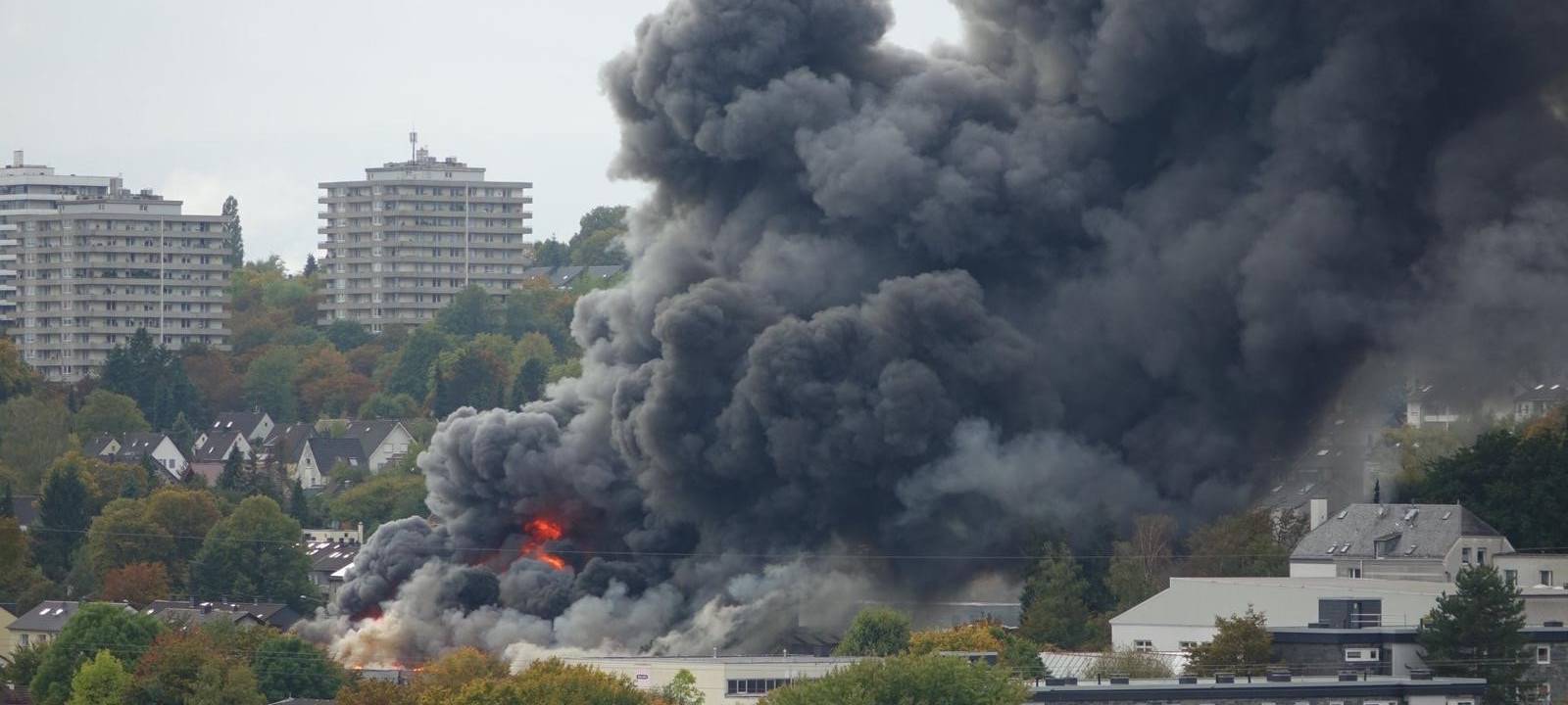 Großbrand im Gewerbegebiet in Wuppertal