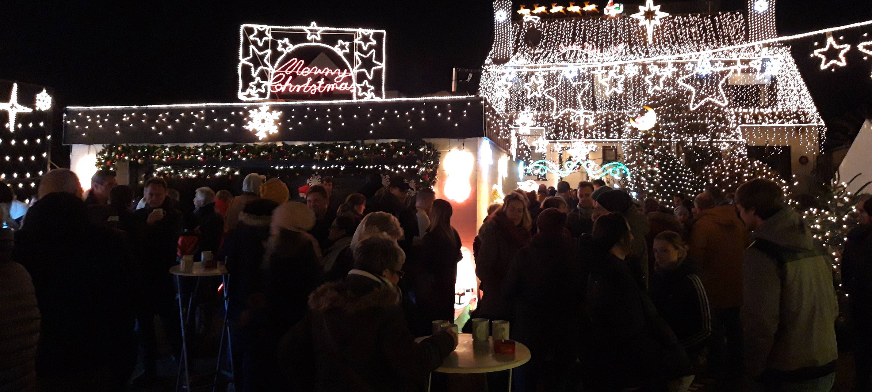 Weihnachtshaus leuchtet am Landwehr