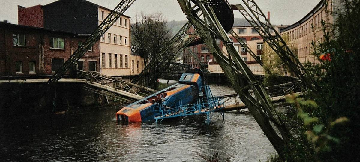 Vor 25 Jahren: Wuppertaler Schwebebahn stürzt ab