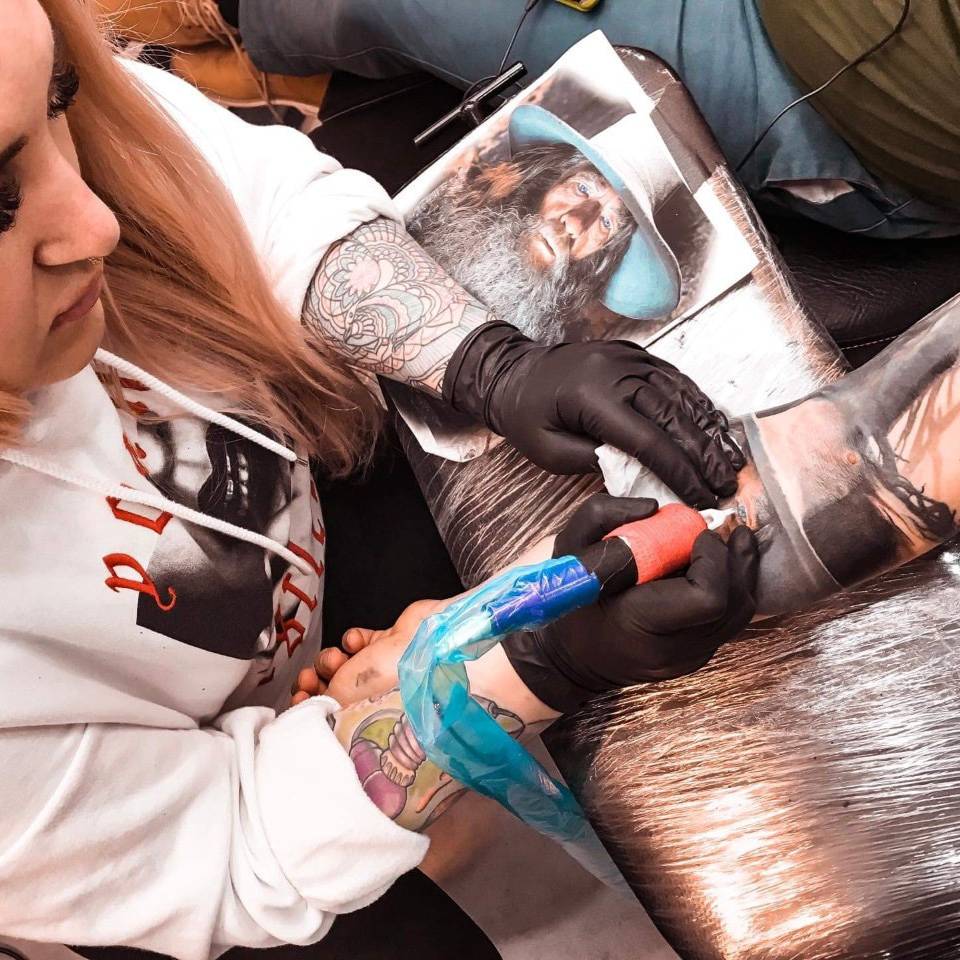 Grosser Gott Tattoo Kunstwerk Facebook