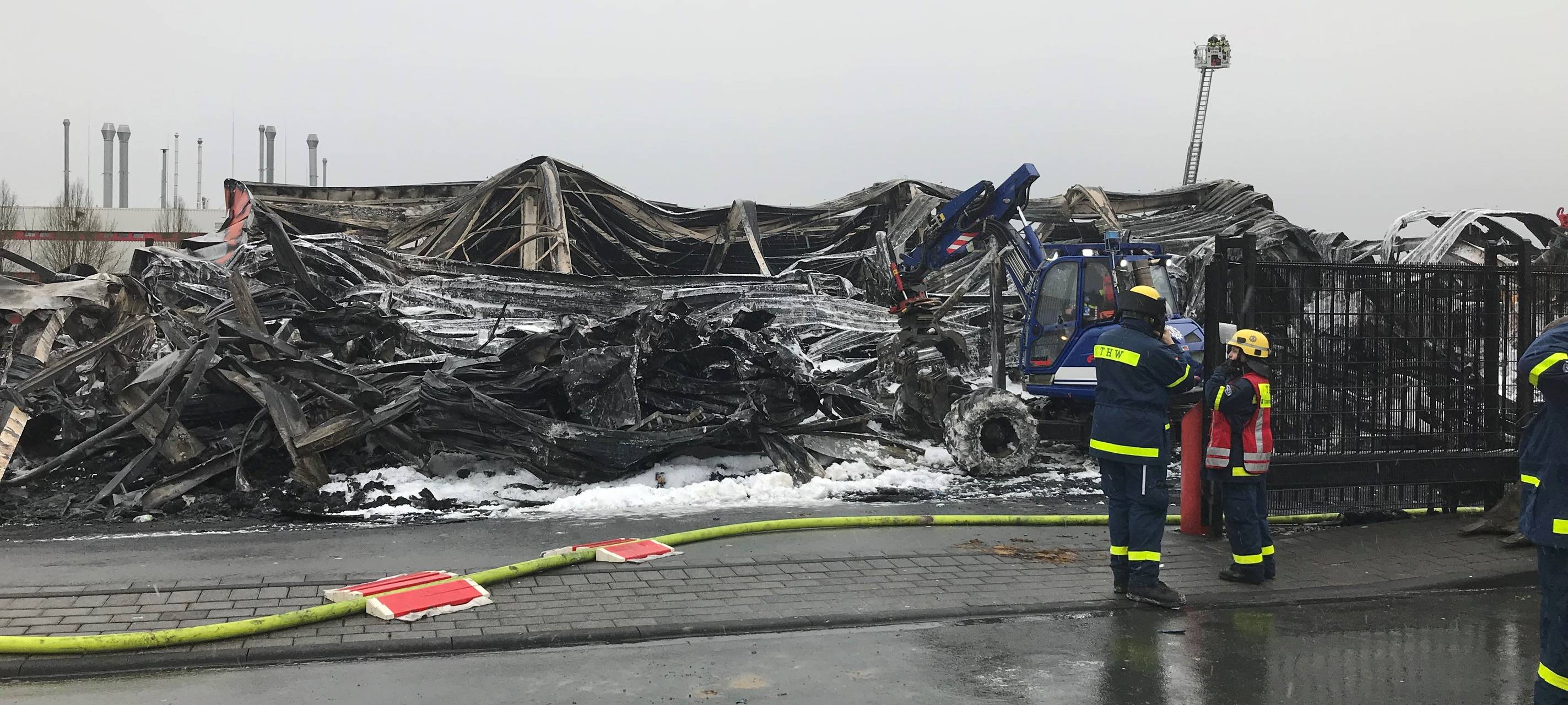 Großbrand im Dycker Feld - Entwarnung für Bevölkerung