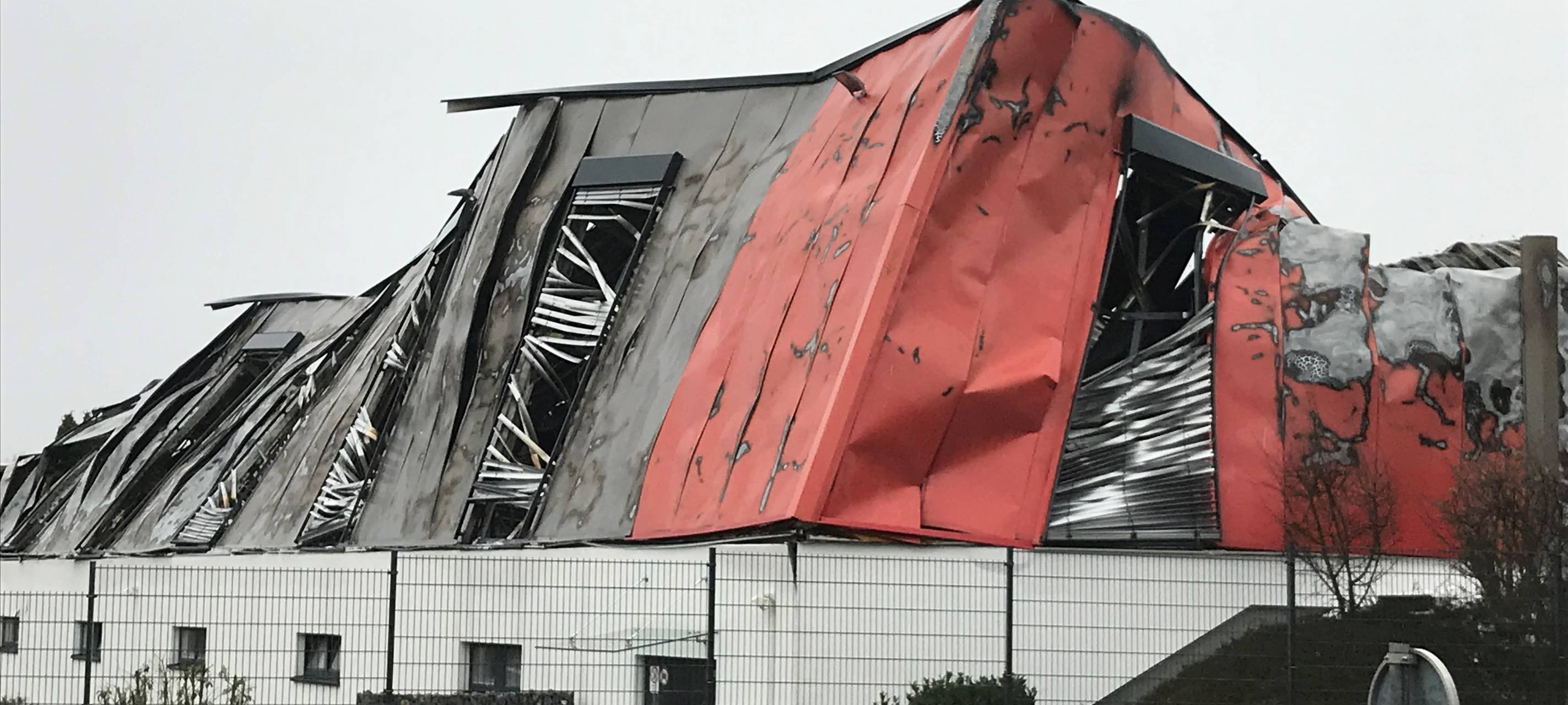 Großbrand im Dycker Feld - Entwarnung für Bevölkerung