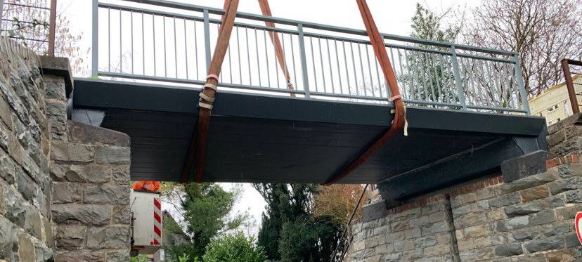 Plastikbrücke an der Korkenziehertrasse montiert