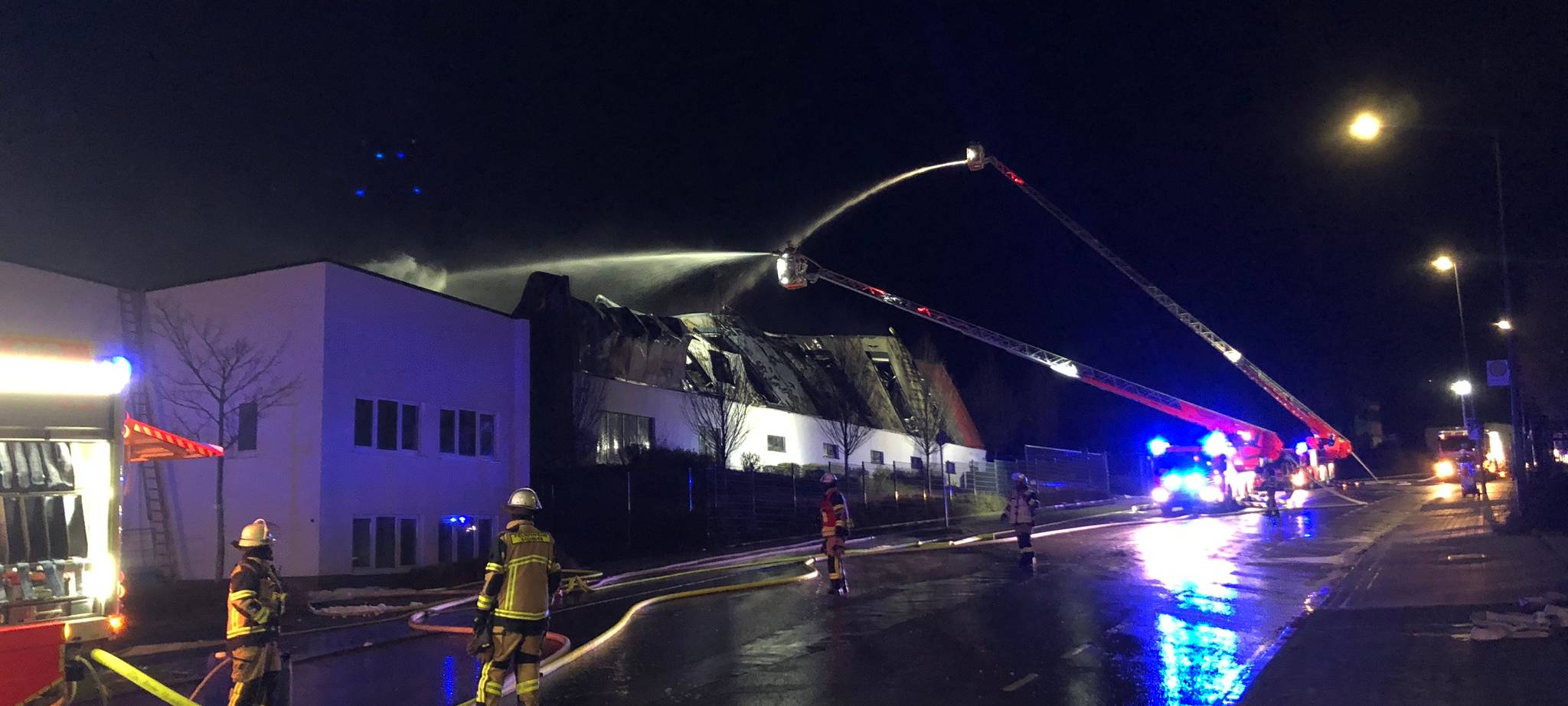 Großbrand im Dycker Feld - Entwarnung für Bevölkerung