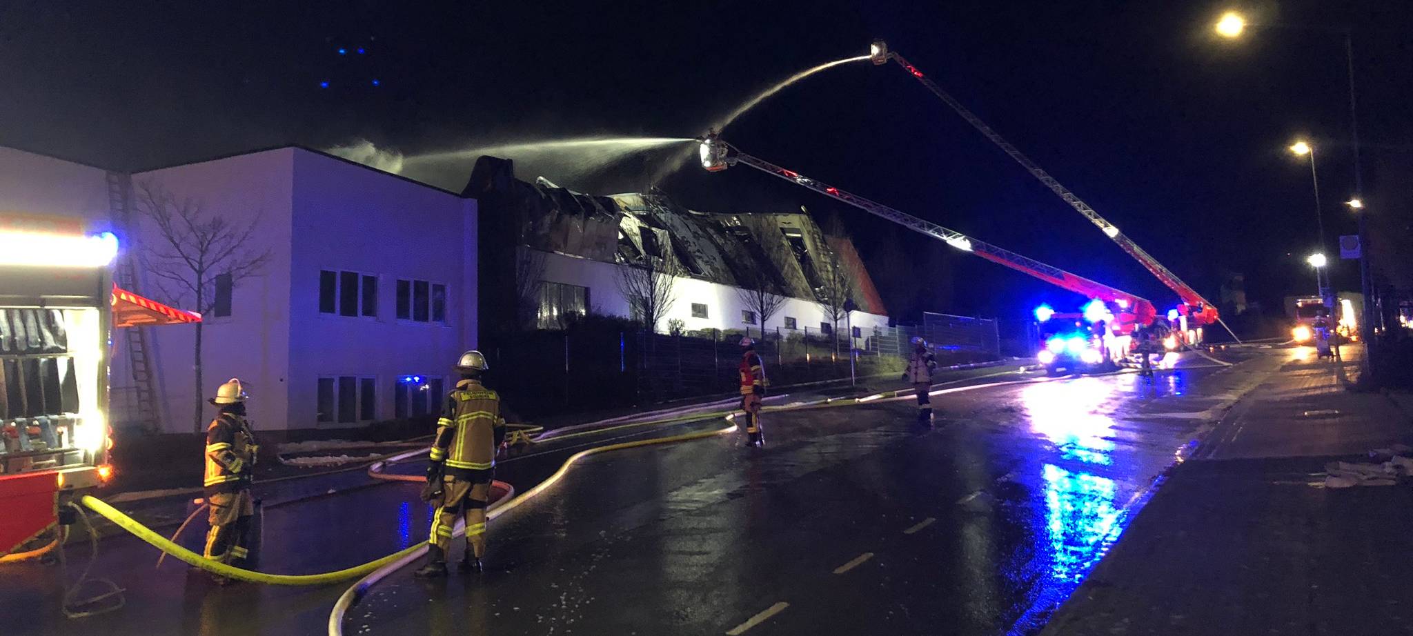 Großbrand im Dycker Feld - Entwarnung für Bevölkerung