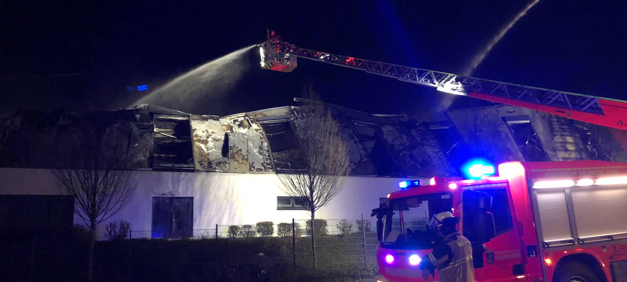Großbrand im Dycker Feld - Entwarnung für Bevölkerung