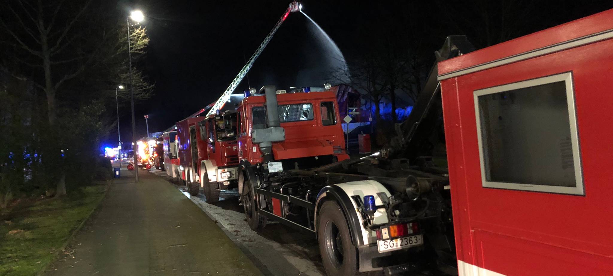 Großbrand im Dycker Feld - Entwarnung für Bevölkerung